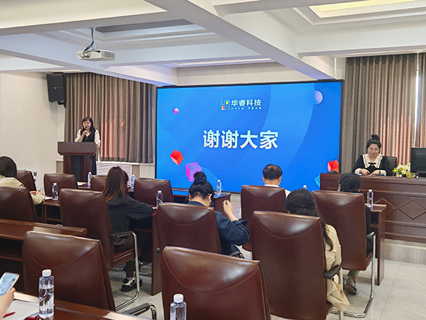 賦能成長(cháng)，共赴智能未來(lái) —— 華?？萍汲晒εe辦公益 AI 實(shí)操技能培訓